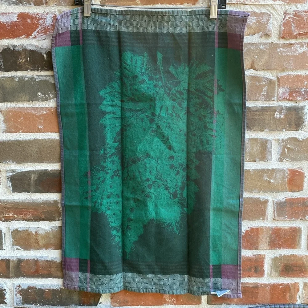 Williams Sonoma kitchen towel “Grapes”